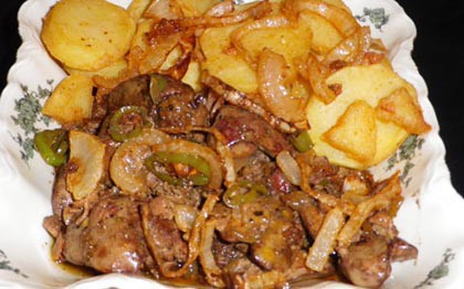 Csípős pirított csirkemáj, sült krumpli és hagyma