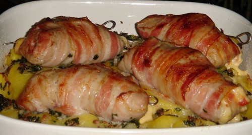 Baconos csirkerolád burgonyaágyon