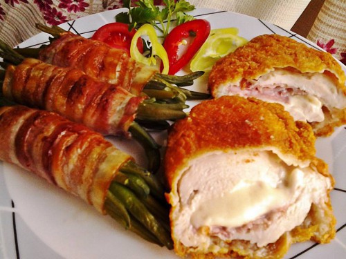 Mozzarellával, baconnel töltött csirkemell baconos z