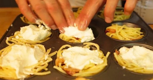 Spagetti és sajt muffinformába