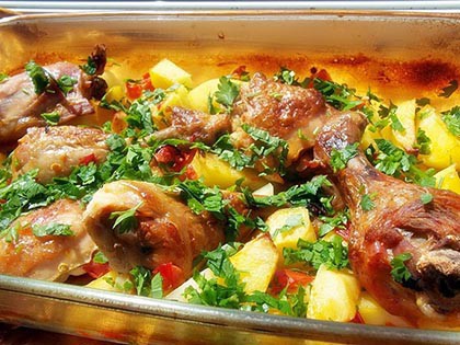 Fokhagymás, petrezselymes burgonya csirkecombal