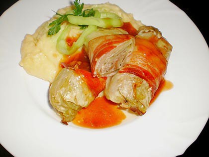 Darálthússal, baconnel töltött káposztalevél