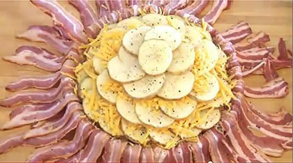 Baconben sütött sajttal rétegezett burgonya serpenyő