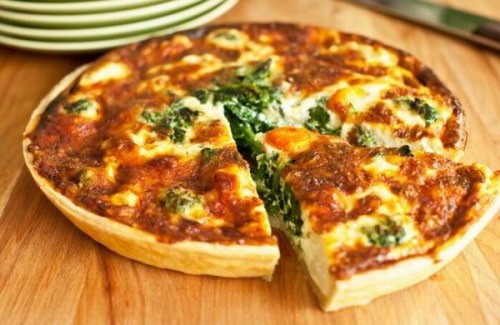 Spenótos quiche mézes paradicsomsalátával