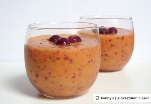 Mangós-vörösáfonyás smoothie