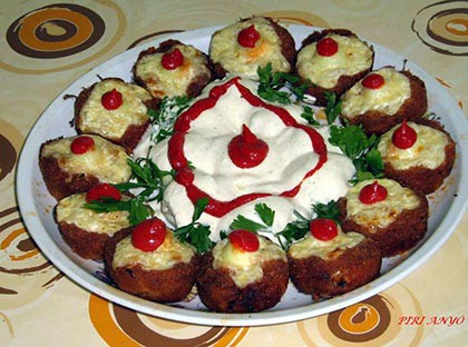 Fasírt muffin formában sütve, fürjtojással, reszelt
