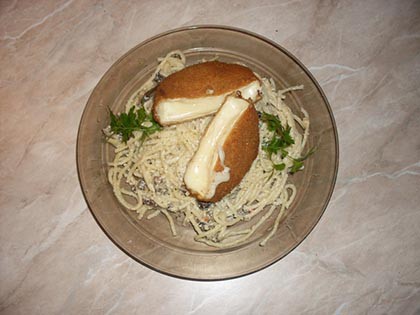 Rántott camambert spagettivel
