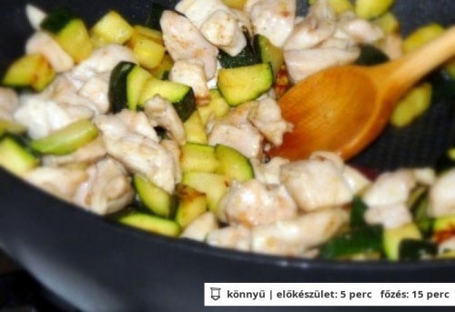 Krémsajtos-cukkinis csirkemell serpenyőben recept