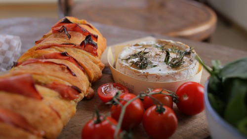 Dobozban sült camembert fokhagymás kenyérrel
