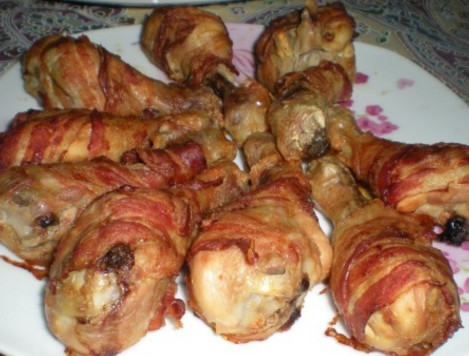 Baconbe csomagolt sajtos sült csirkecomb