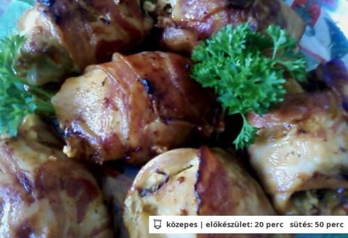 Baconbe göngyölt gombás csirkemell