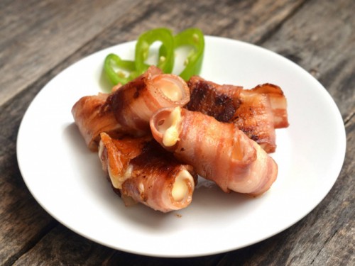 Baconbe tekert, sült mozzarella