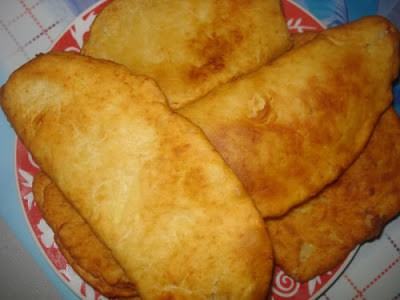 Sajttal és sonkával töltött lángos