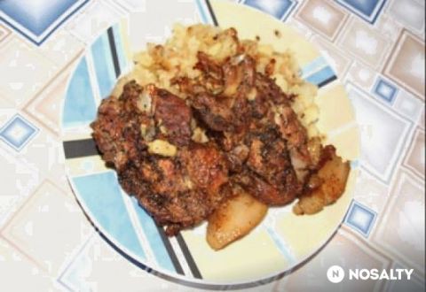 Bőrös malac hagymás krumplival
