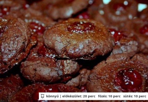 Csokoládéba mártott meggyes csók