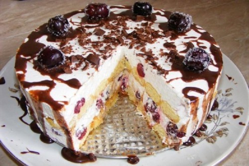 Meggyes babapiskóta torta
