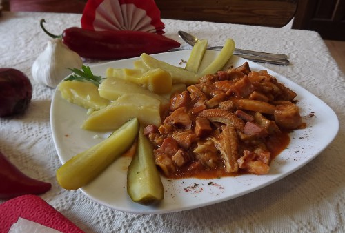 Pacalpörkölt csülökkel