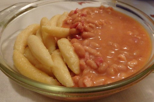 Sonkás chilis bab bajor galuskával