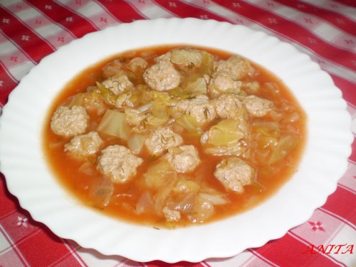 KÁPOSZTALEVES HÚSGOMBÓCCAL