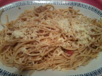 Bolognai spagetti reszelt sajttal