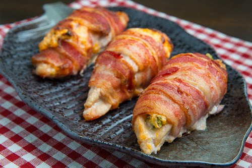 Baconbe göngyölt csípős csirkemell