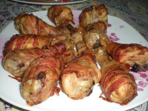 Baconbe csomagolt csirkecombok, sajtos panírban