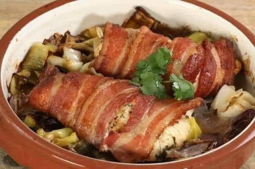 Hagymaágyon sült, baconbe tekert csirkemell